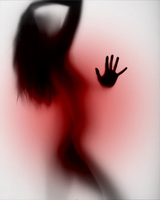 Zdjęcie kobiety za matową szybą.