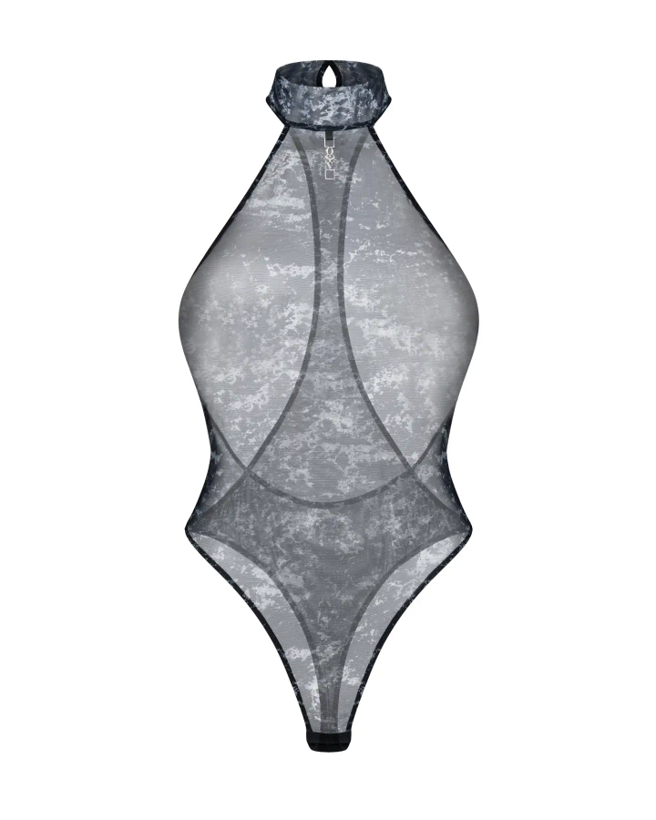 Body z ozdobną zawieszką na szyi